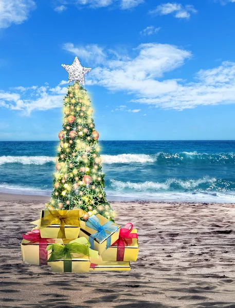 Geschmückter Weihnachtsbaum Sandstrand Über Dem Meer Mit Sonnigem Himmel — Stockfoto