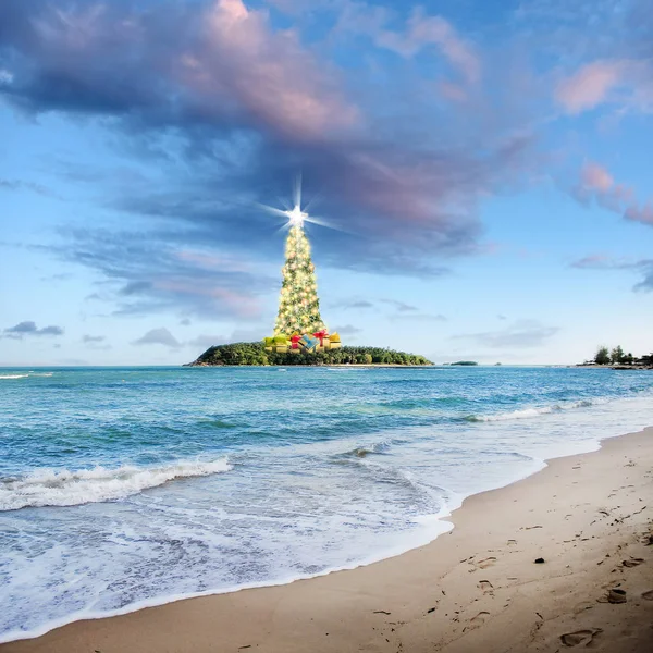 Imagem Conceitual Árvore Natal Decorada Pequena Ilha Tropical Sobre Céu — Fotografia de Stock