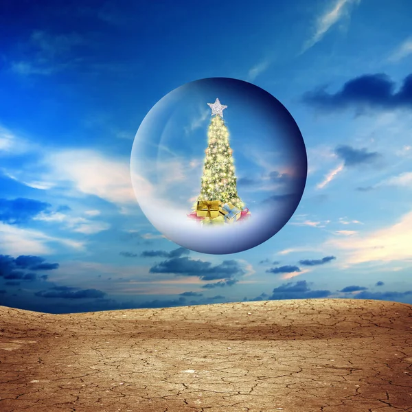 Διακοσμημένο Χριστουγεννιάτικο Δέντρο Γυάλινη Σφαίρα Επιπλέει Στον Αέρα Πάνω Από — Φωτογραφία Αρχείου