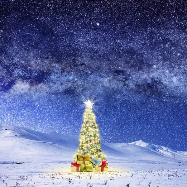 Εννοιολογική Εικόνα Του Διακοσμημένου Χριστουγεννιάτικου Δέντρου Στο Χιονισμένο Τοπίο Πάνω — Φωτογραφία Αρχείου