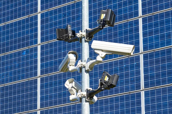 Überwachungskameras Vor Einer Blauen Wand Aus Solarzellen Der Sonne — Stockfoto