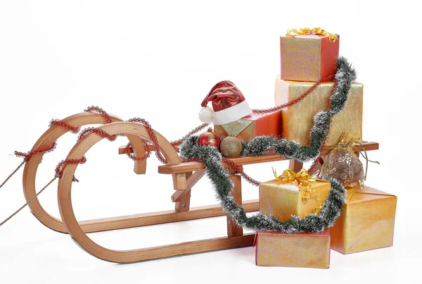 ギフトボックスとクリスマスの装飾と木製のそりは白い背景に隔離されています クリスマスと新年 — ストック写真