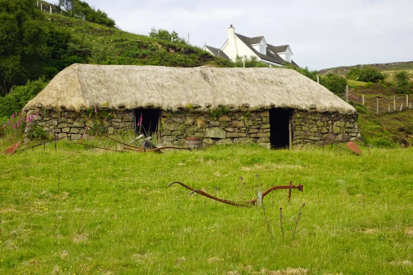 Thatched Chalupa Ostrově Skye — Stock fotografie