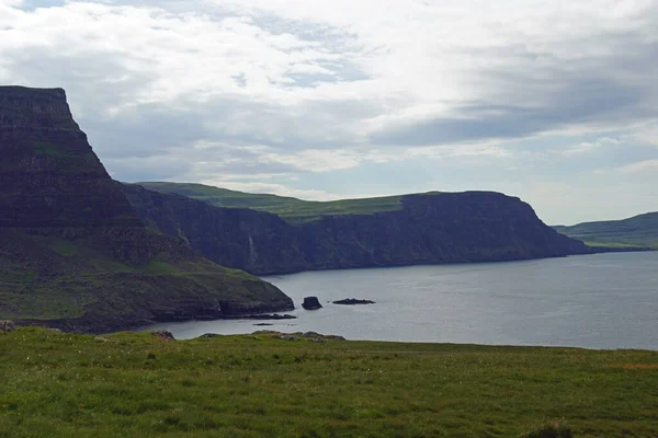 ニーストポイントはスコットランドのスカイ島にある小さな半島で 灯台は島の西端に位置しています — ストック写真