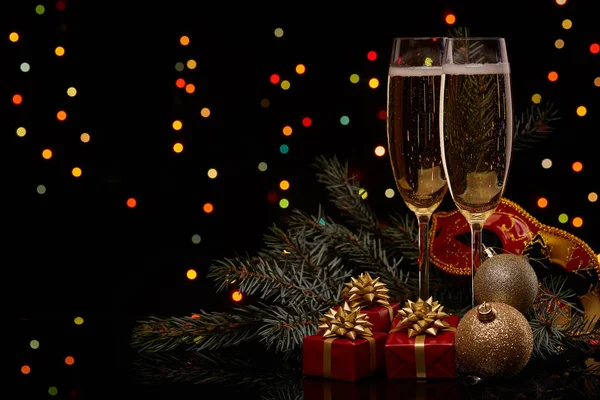 Два Келихи Шампанським Гілка Ялинки Прикрасою Подарункові Коробки Чорному Тлі — стокове фото