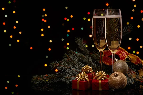 Due Bicchieri Con Champange Ramo Abete Con Decorazione Scatole Regalo — Foto Stock