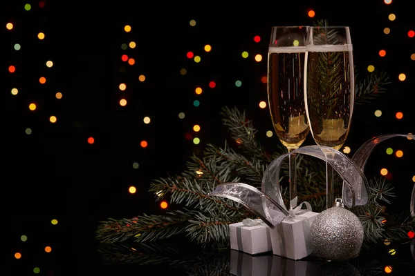 Deux Verres Avec Champange Branche Sapin Avec Décoration Boîtes Cadeaux — Photo