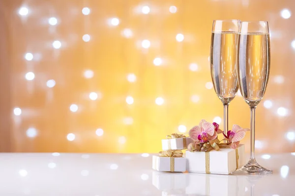 Dos Vasos Con Champange Cajas Regalo Flores Sobre Fondo Amarillo —  Fotos de Stock