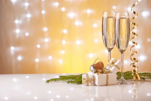 Due Bicchieri Con Champange Ramo Abete Scatole Regalo Decorazioni Natalizie — Foto Stock