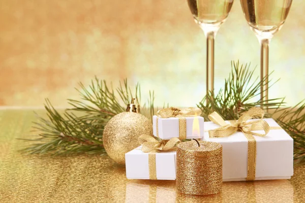 Два Келихи Шампанським Гілка Ялинки Подарункові Коробки Різдвяні Прикраси Золотому — стокове фото