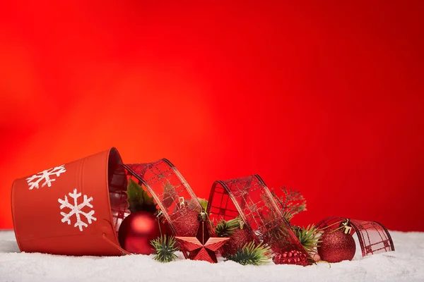 Karácsonyi Dekoráció Vörös Vödör Fenyő Ágak Piros Golyók Csillag Feküdt — Stock Fotó