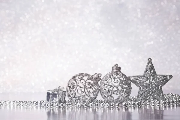 Weihnachtsdekoration Mit Geschenkschachtel Silbernen Kugeln Girlanden Und Sternen Auf Silbernem — Stockfoto
