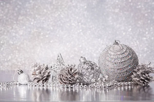Weihnachtsdekoration Mit Silbernen Kugeln Sternen Und Girlanden Auf Silbernem Hintergrund — Stockfoto