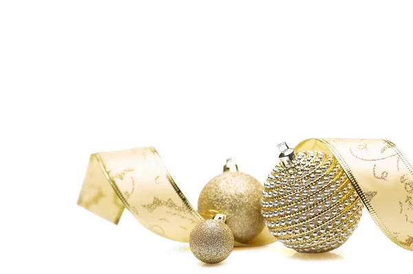 Рождественский Орнамент Золотыми Шариками Декоративной Лентой Белом Фоне Новый Год — стоковое фото