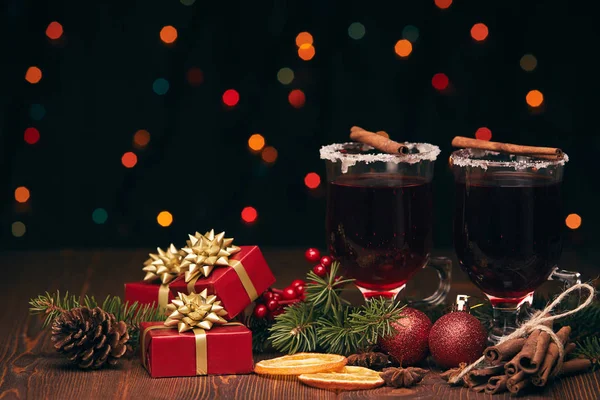 Glühwein Tannenzweige Gewürze Und Weihnachtsdekoration Auf Einem Holztisch Vor Dunklem — Stockfoto