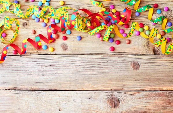 Kleurrijke Verjaardag Carnaval Vakantie Achtergrond Met Wervelende Party Streamers Suiker — Stockfoto