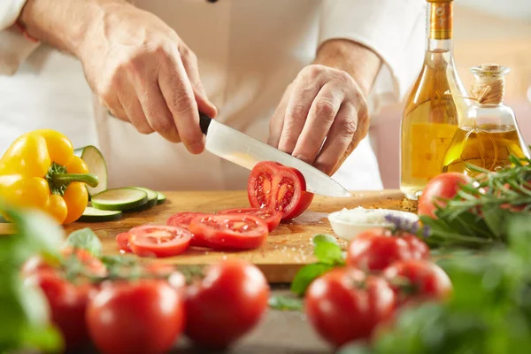 Chef Rebanando Tomates Frescos Para Una Ensalada Una Vista Bajo — Foto de Stock