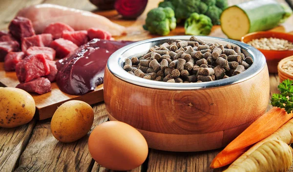 Cesta Kibble Mascota Seca Con Ingredientes Frescos Para Una Dieta — Foto de Stock