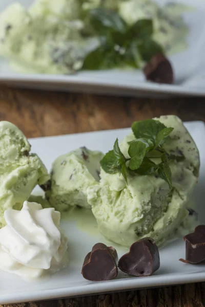 Closeup Peppermint Ice Cream Plates — Stock Photo, Image