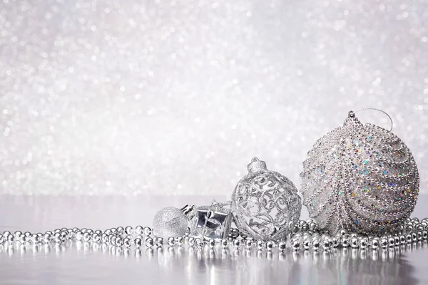 銀のボール ギフトボックス 銀の背景に横たわっているガーランドとクリスマスの装飾 テキスト用のコピースペース付きの新年とクリスマスの背景 グリーティングカード ロイヤリティフリーのストック写真