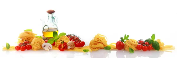 Panorama Bannière Pâtes Italiennes Fraîches Maison Avec Tomates Basilic Huile — Photo