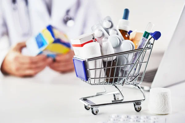 Mini Carrinho Compras Cheio Medicamentos Farmácia Contra Farmacêutico — Fotografia de Stock