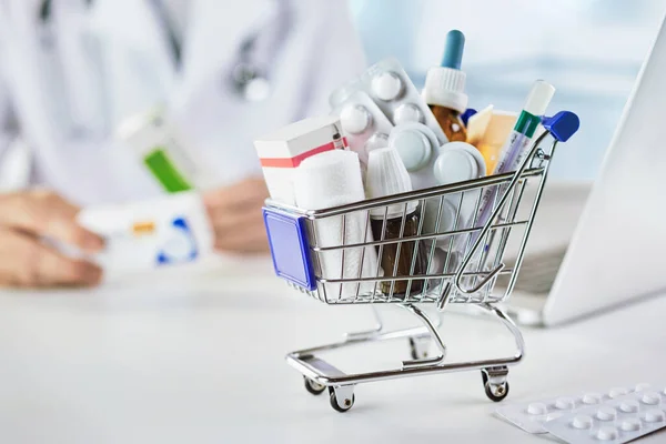 Közelkép Mini Bevásárlókocsi Gyógyszerekkel Gyógyszertárban — Stock Fotó