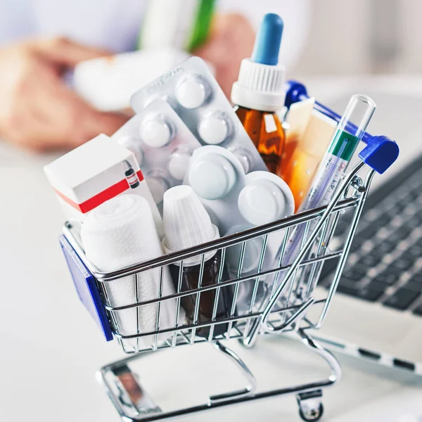 Vista Geral Carrinho Compras Mini Farmácia Com Pílulas Medicamentos Comprimidos — Fotografia de Stock