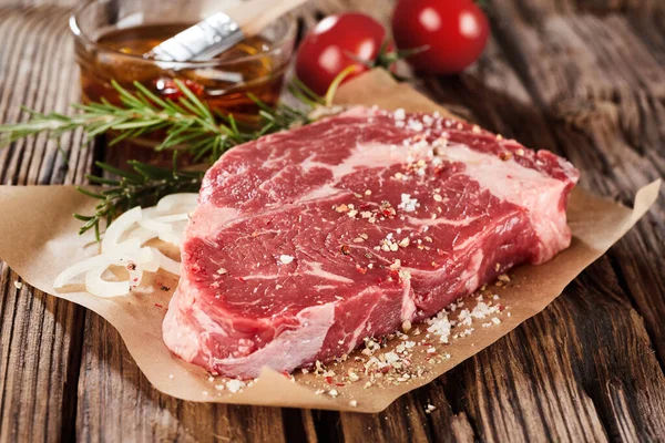 Rauwe Entrecote Stuk Rundvlees Klaar Koken Het Papier Bestrooid Met — Stockfoto