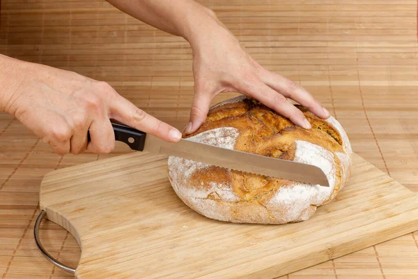 Φρεσκοψημένο Παραδοσιακό Ψωμί — Φωτογραφία Αρχείου