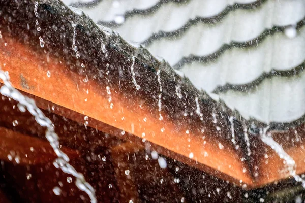 Rain Flows Roof — Stock Photo, Image