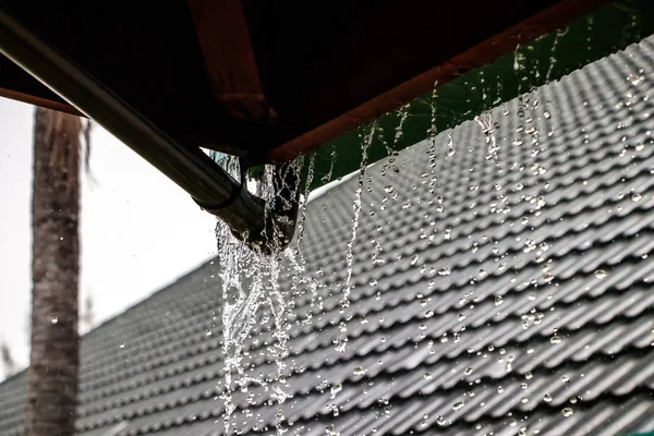 Regen Fließt Von Einem Dach Herunter — Stockfoto