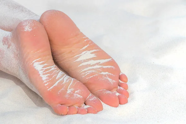 Pés Uma Mulher Uma Praia — Fotografia de Stock