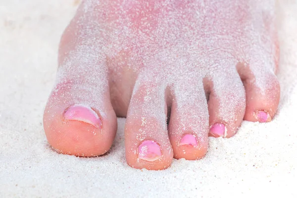 Piedi Femminili Con Pedicure Sulla Spiaggia — Foto Stock