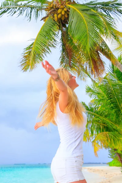 Mujer Rubia Belleza Playa Maldivas — Foto de Stock