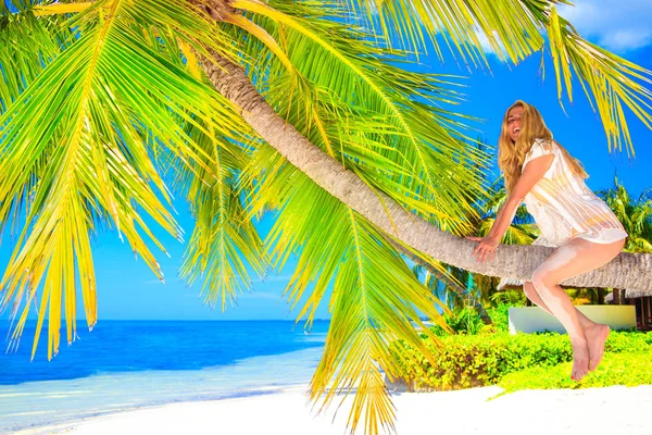 Blondynka Siedzi Palmie Piaszczystej Plaży Nad Morzem Malediwach — Zdjęcie stockowe