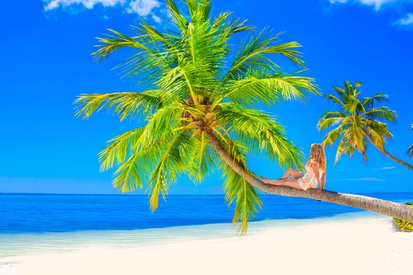 Blonde Frau Sitzt Auf Der Palme Sandstrand Der Malediven — Stockfoto