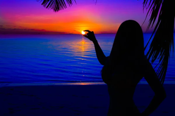 Schwarze Silhouette Einer Schönen Frau Wasser Meer Bei Sonnenuntergang — Stockfoto