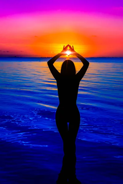 Silueta Negra Una Hermosa Mujer Agua Junto Mar Atardecer —  Fotos de Stock