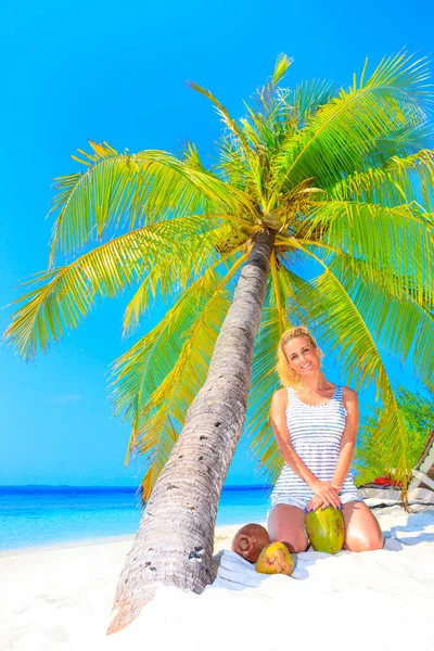 Красива Смішна Блондинка Бікіні Пальмовому Дереві Піщаному Пляжі — стокове фото