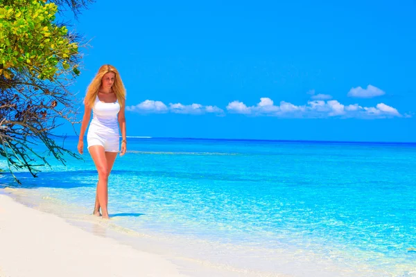 Hermosa Mujer Rubia Con Ropa Blanca Está Caminando Agua Playa —  Fotos de Stock