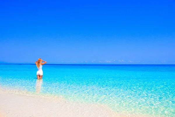 Hermosa Mujer Rubia Con Ropa Blanca Está Pie Agua Playa —  Fotos de Stock