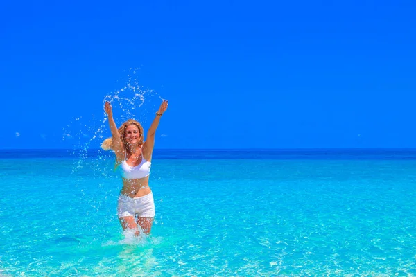 Hermosa Mujer Rubia Con Ropa Blanca Está Pie Agua Playa —  Fotos de Stock