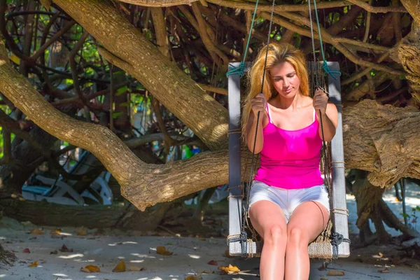 Hermosa Mujer Rubia Balancea Bajo Árbol — Foto de Stock