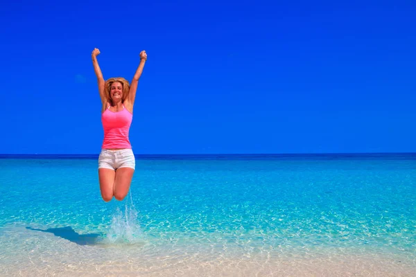 Hermosa Mujer Rubia Salta Playa Arena —  Fotos de Stock