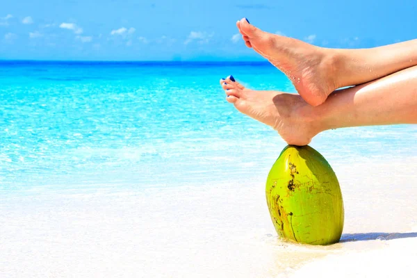 모래가 해변에서 코코넛을 비키니를 — 스톡 사진
