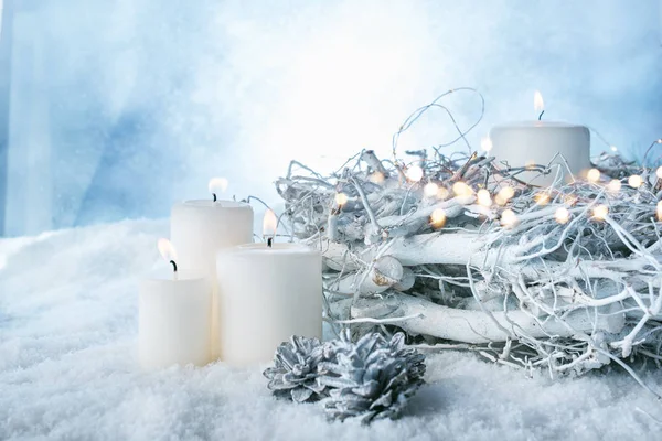 Decoración Blanca Invierno Con Velas Encendidas Nieve Para Fondo Navideño —  Fotos de Stock