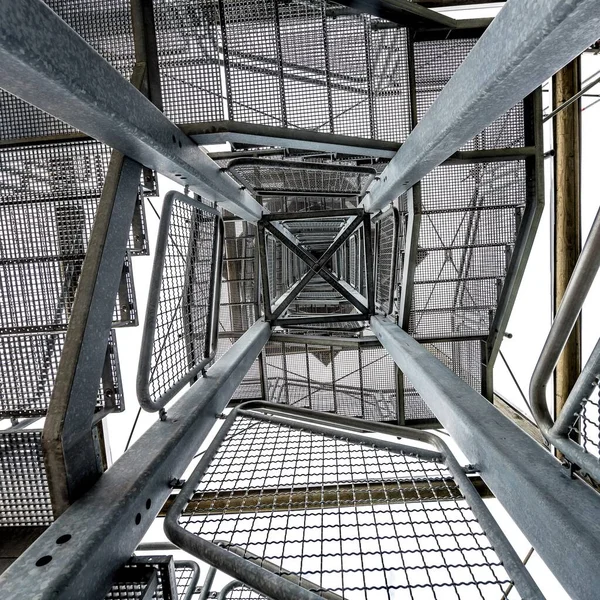 Beyaz Zemin Üzerinde Merdiven Bulunan Kare Metal Kule Inşaatı — Stok fotoğraf