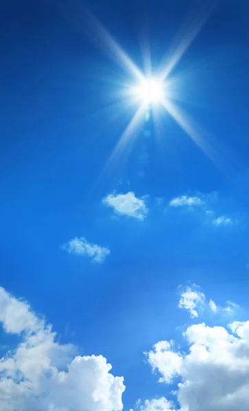 Konceptuális Háttér Kép Kék Felhők Ragyogó Nap — Stock Fotó