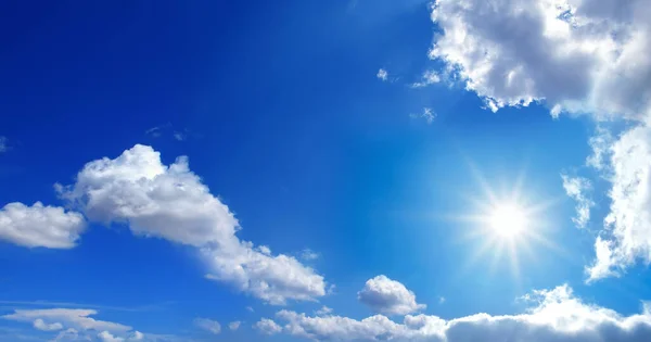 Imagen Fondo Conceptual Del Cielo Azul Con Nubes Sol Brillante —  Fotos de Stock